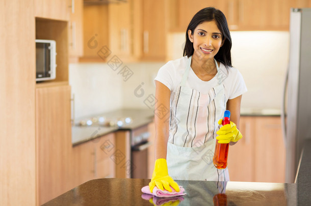 女人清洗厨房计数器