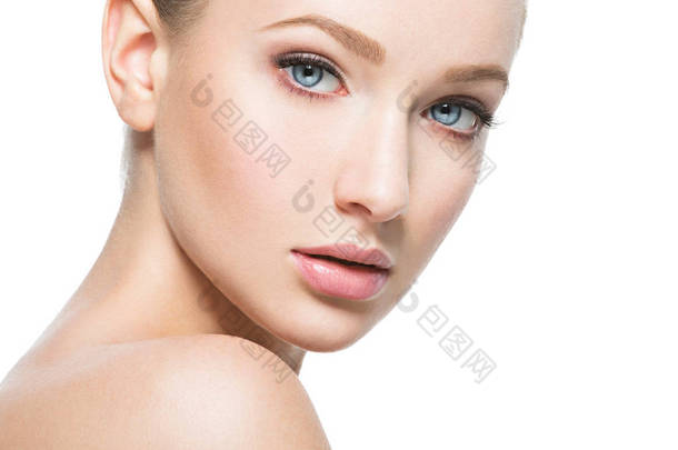 完美健康新鲜的皮肤-上白色孤立的年轻白人女子美丽的容颜。皮肤护理概念.
