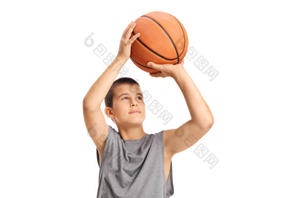 扔一个<strong>篮球</strong>的男孩