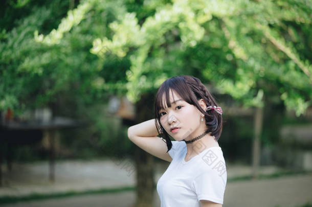 亚洲女孩的肖像，白色衬衫和裙子，外型自然<strong>古色</strong>电影风格