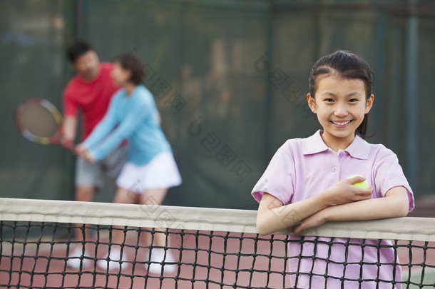 小女孩打网球