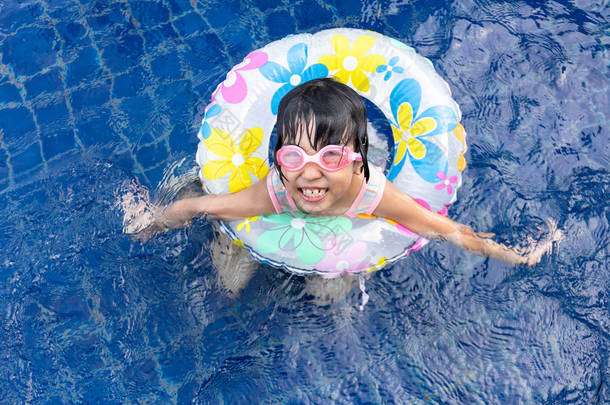 亚洲中国小女孩在游泳池里玩