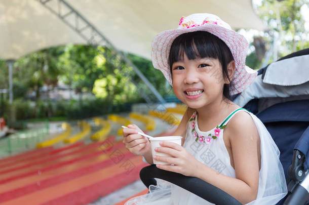 亚洲的中国小女孩吃冰激淋