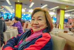 美丽的亚洲老年妇女在中餐馆过着幸福生活的肖像照片