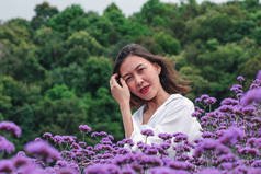 韦尔贝纳田地里的妇女盛开，在雨季美丽.