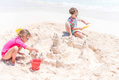 两个快乐的小女孩在热带海滩玩得很开心
