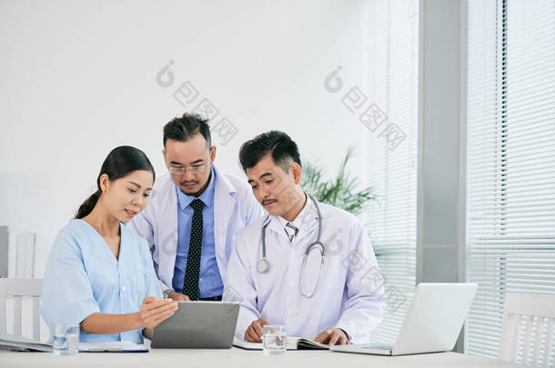 亚洲医务人员小组讨论平板电脑的信息