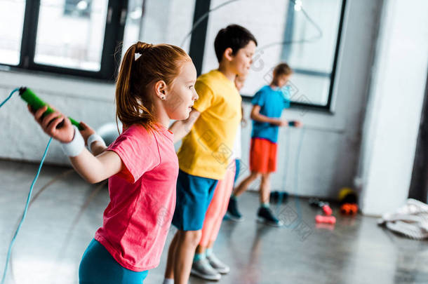在健身房里跳绳训练的学龄前儿童