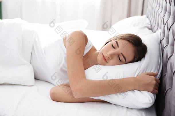 美丽的少女睡在<strong>床上</strong>舒适的枕头在家里