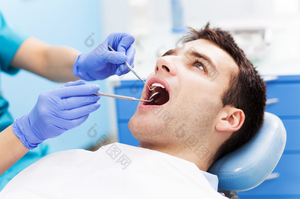 在<strong>牙医</strong>检查牙齿的人