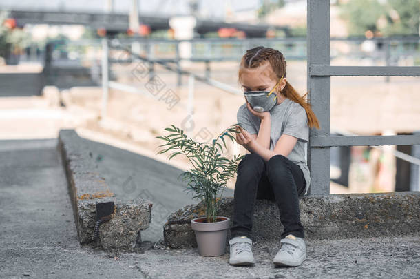 儿童在保护面具看绿色盆栽植物, 空气污染概念
