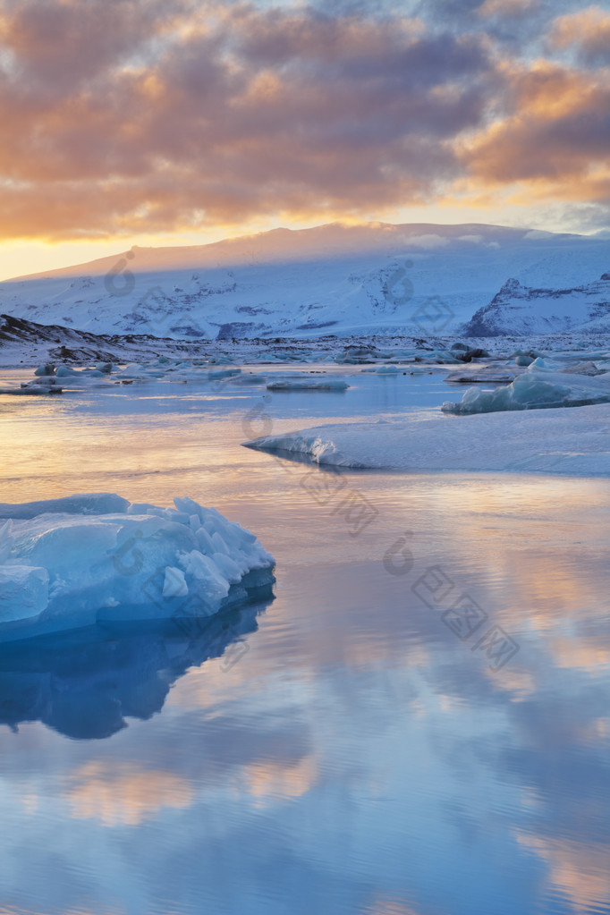 冰山在日落时 Jokulsarlon 冰川湖