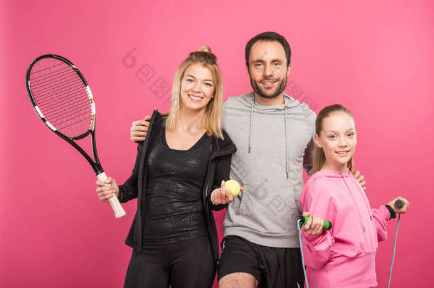 运动家庭与网球设备和跳绳, 隔离在粉红色