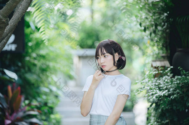 <strong>亚洲</strong>女孩的肖像，白色衬衫和裙子，外型自然古色电影风格