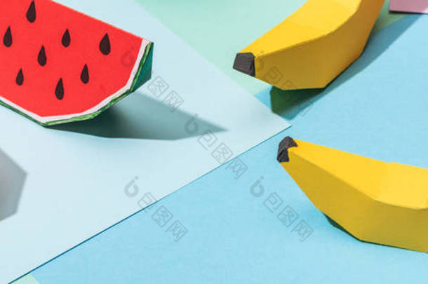 在多彩纸上拍摄手工纸板水果的全景照片