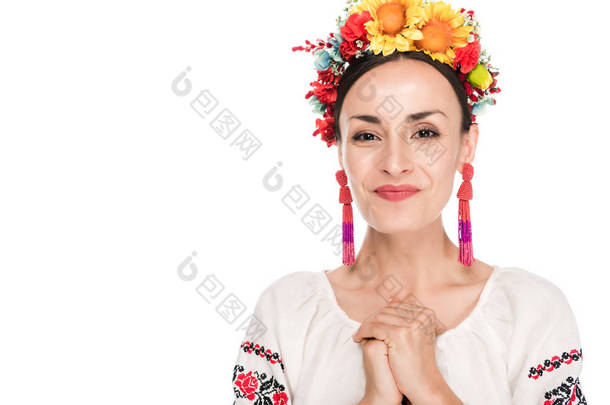 幸福布鲁内特年轻女子在国家乌克兰刺绣衬衫和花环隔离在白色