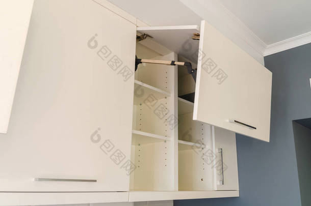 带有Mdf立面的厨房壁柜和浅米色折叠开口机构.