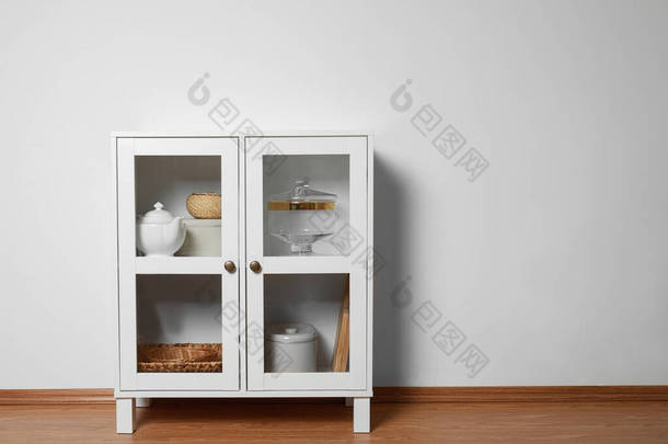 木柜，靠近白色墙壁的厨具，文本空间