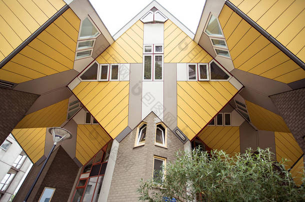 荷兰鹿特丹著名的立方体黄色房屋.