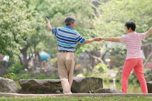 老情侣在户外公园跳舞