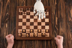 机器人在木质表面下棋的镜头