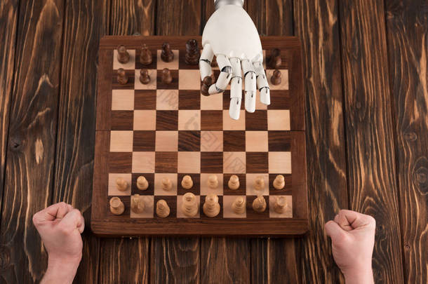机器人在木质表面下棋的镜头