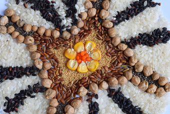 谷物、谷物和种子的曼陀罗。无麸质概念。玉米、鹰嘴豆、、小扁豆、大米、嘉雅健康食品顶视图复制空间图片