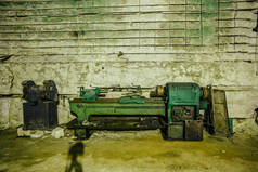 旧工业机床和生锈的金属设备