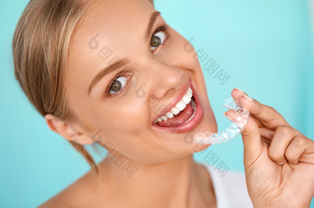微笑的女人与白色牙齿<strong>举行</strong>牙齿美白托盘