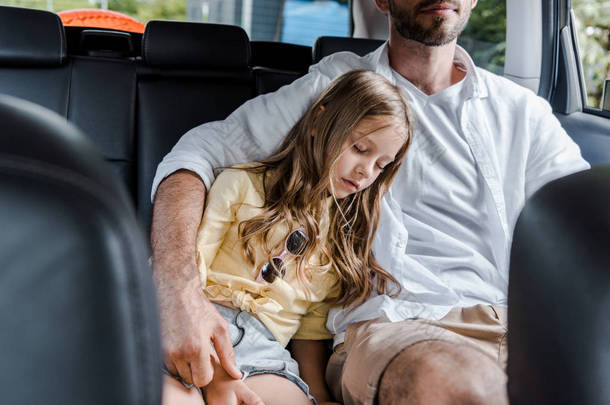 ・俏车模》/《随比拉那金这一样》，父亲坐在车内，可爱的女儿闭着眼睛