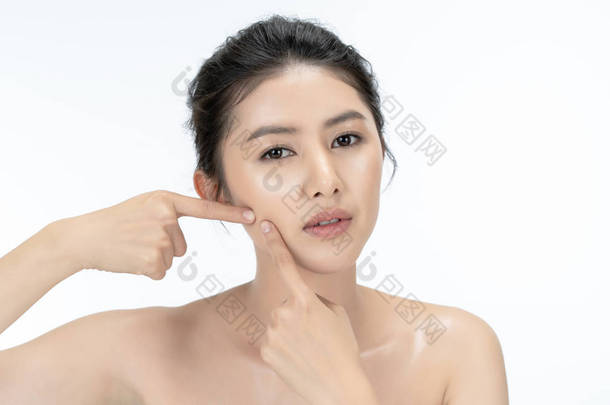 皮肤问题脸。美丽的年轻亚洲女人不快乐的是尖叫