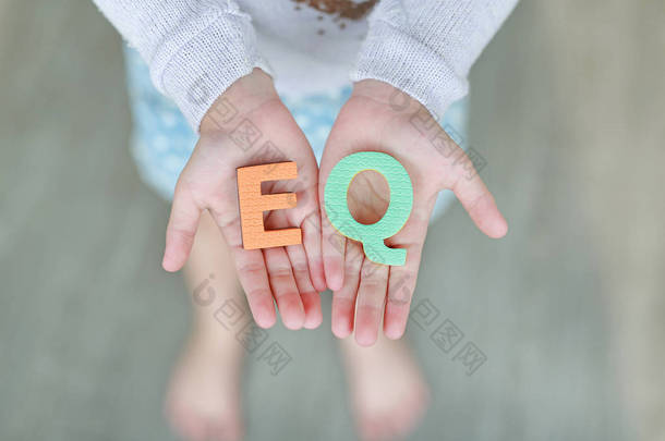 Eq（情感质）海绵文本在儿童手上。教育与发展理念.