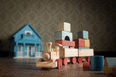 木制玩具火车和玩具娃娃的房子