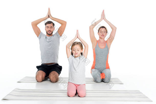 运动家庭练习瑜伽垫一起隔离在白色