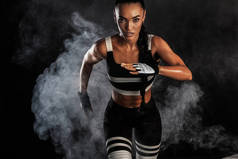 强的运动，女短跑，运行在日出穿着运动服、 健身和运动的动机与副本空间的概念.