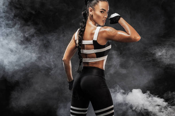 运动型漂亮的黑人模特，运动服的女人让健身锻炼在黑色的背景，才能保持健康