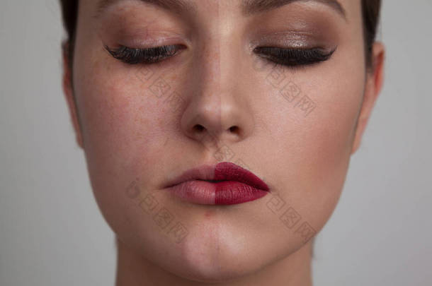 脸的一侧有化妆的女人脸的第二面没有化妆化