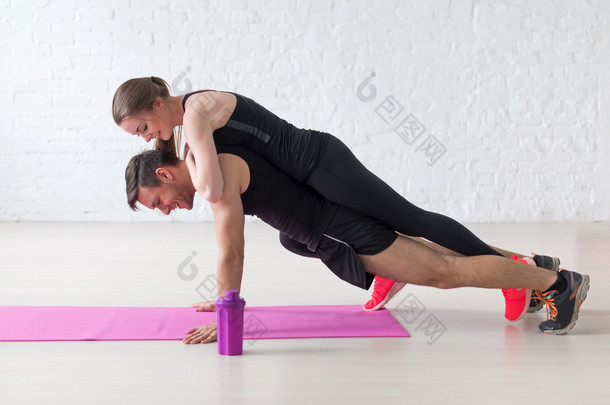 男人做推 ups 和放回在健身房或家概念健身体育培训<strong>团队精神</strong>和生活方式的女人在一起.