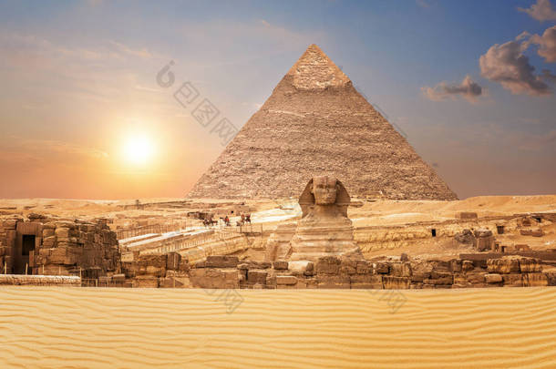 埃吉普的狮身人面像和切弗伦金字塔的美妙景色