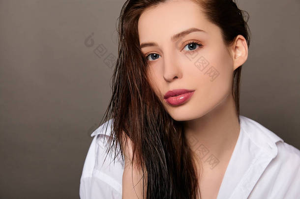 一位留着<strong>湿</strong>蓬松头发的年轻白人女士的特写镜头。