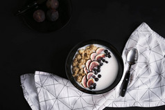 与新鲜无花果和浆果的背景, 顶部视图, 健康早餐概念碗