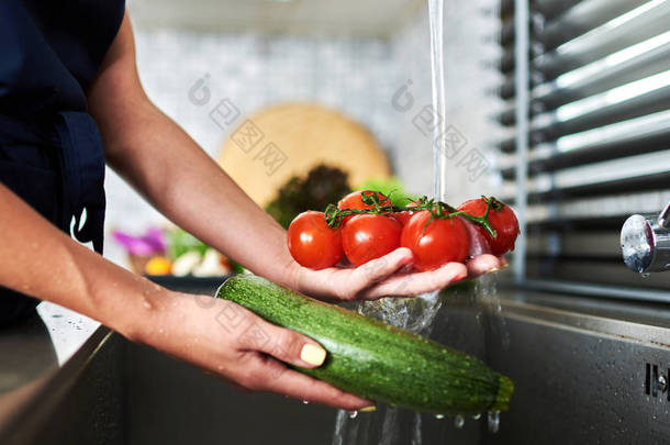 女人的手洗蔬菜.