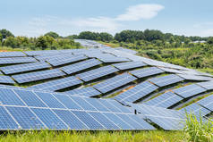 山坡上的太阳能电池板, 可再生能源背景