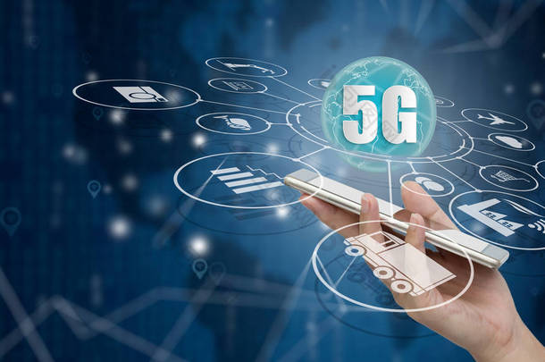 5g 网络无线系统和物联网、智能城市和通信网络, 手持智能手机和对象图标连接在一起, 连接全球无线设备.