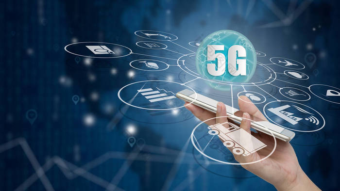 5g 网络无线系统和物联网、智能城市和通信网络, 手持智能手机和对象图标连接在一起, 连接全球无线设备.