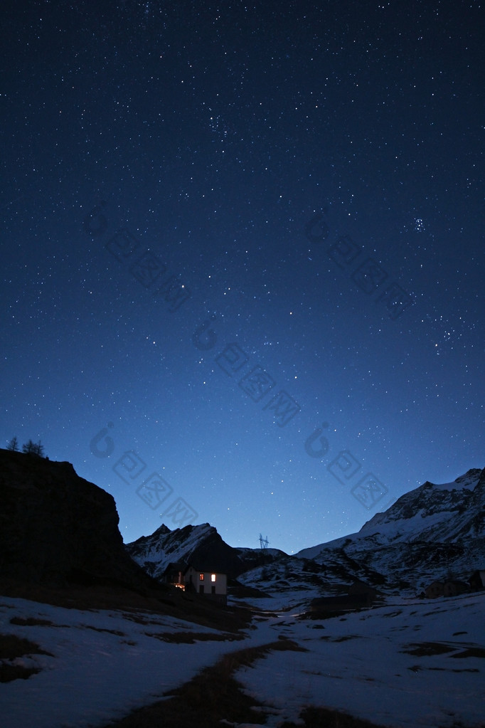 繁星闪烁的夜晚，在山区