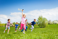 飞机玩具让孩子们快乐地奔跑