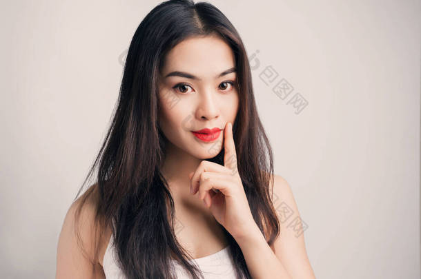 年轻美丽的亚洲女人，感情可疑.