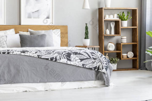 斯堪的纳维亚风格, 木制家具在时尚, 单色卧室内部与植物, 灰色墙壁和工业元素