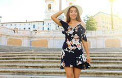 在罗马旅行。美丽的年轻女子走下西班牙台阶著名的罗马地标。意大利的暑假.